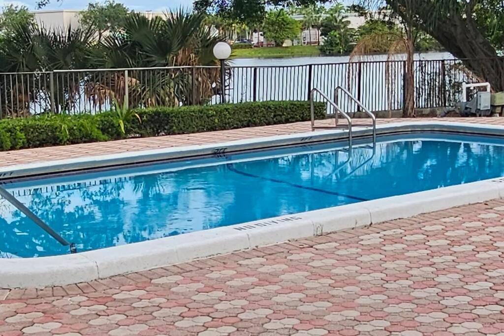 Fully Furnished, Beautiful, Spacious Two Bedroom Condo Lauderhill Bagian luar foto