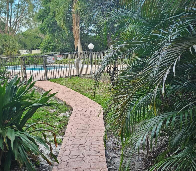 Fully Furnished, Beautiful, Spacious Two Bedroom Condo Lauderhill Bagian luar foto