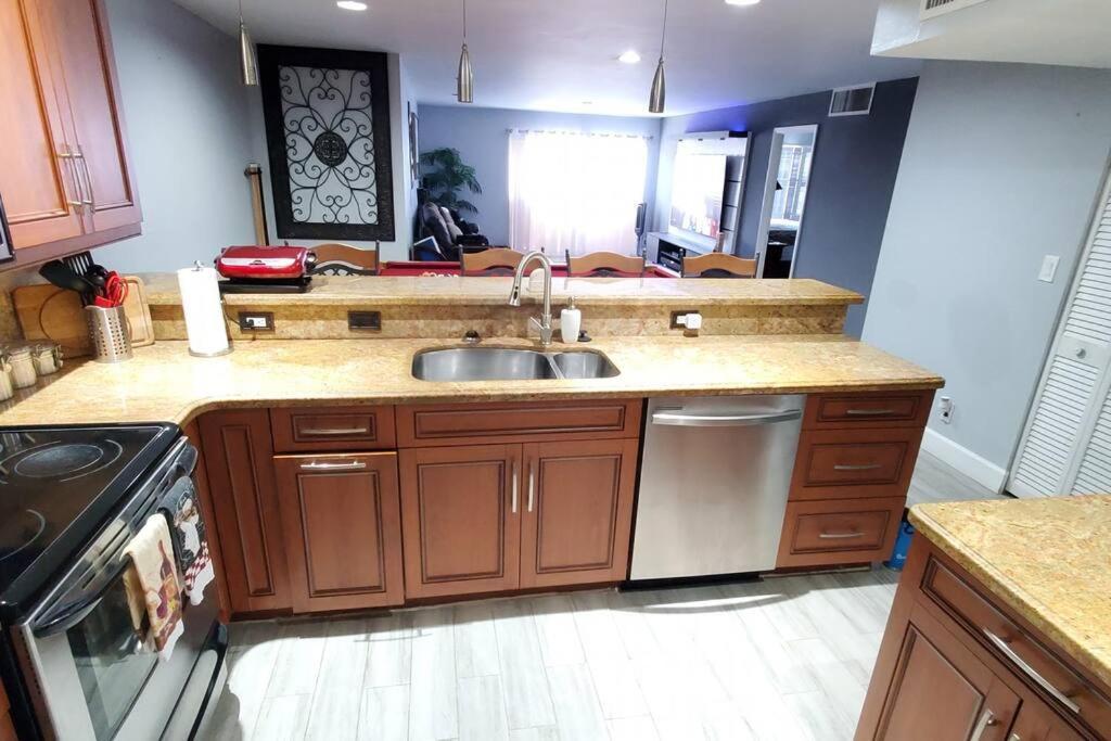 Fully Furnished, Beautiful, Spacious Two Bedroom Condo Lauderhill Bagian luar foto